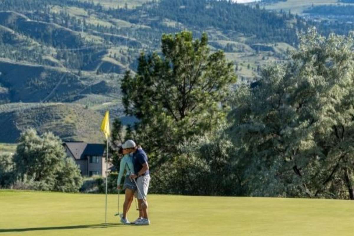 couple kissing at a golf course