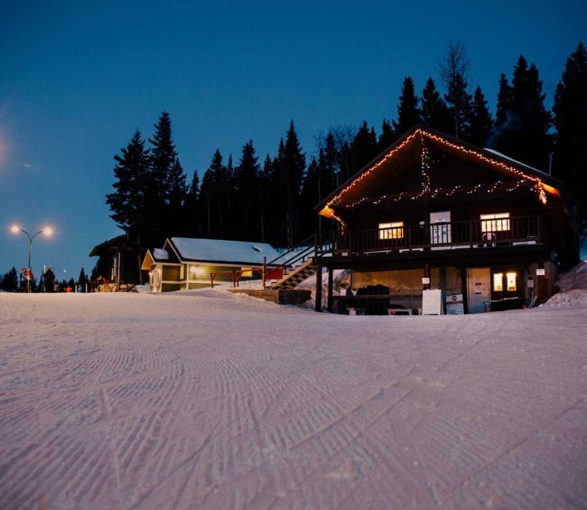 Picture of the lodge at Overlander Ski Club Kamloops where nordic skiiers can warm up next to the fire