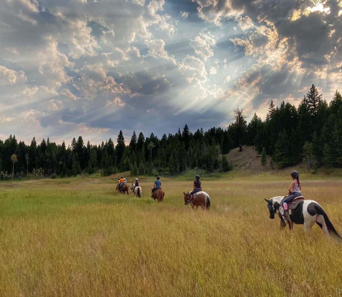 Riding horseback with Inspire Trails through the grasslands