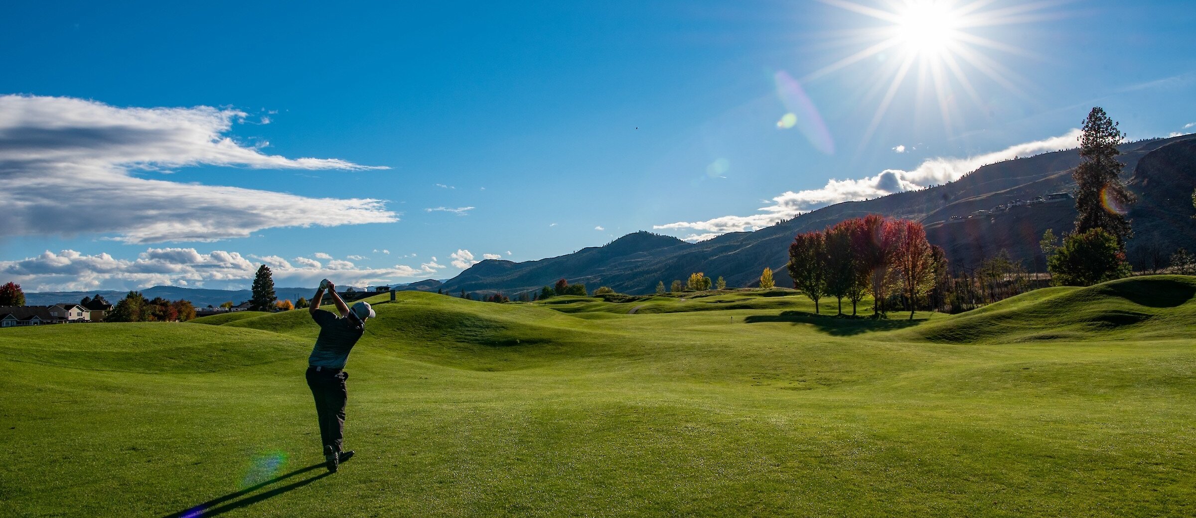 Man teeing off at The Dunes golf course in Kamloops, BC.