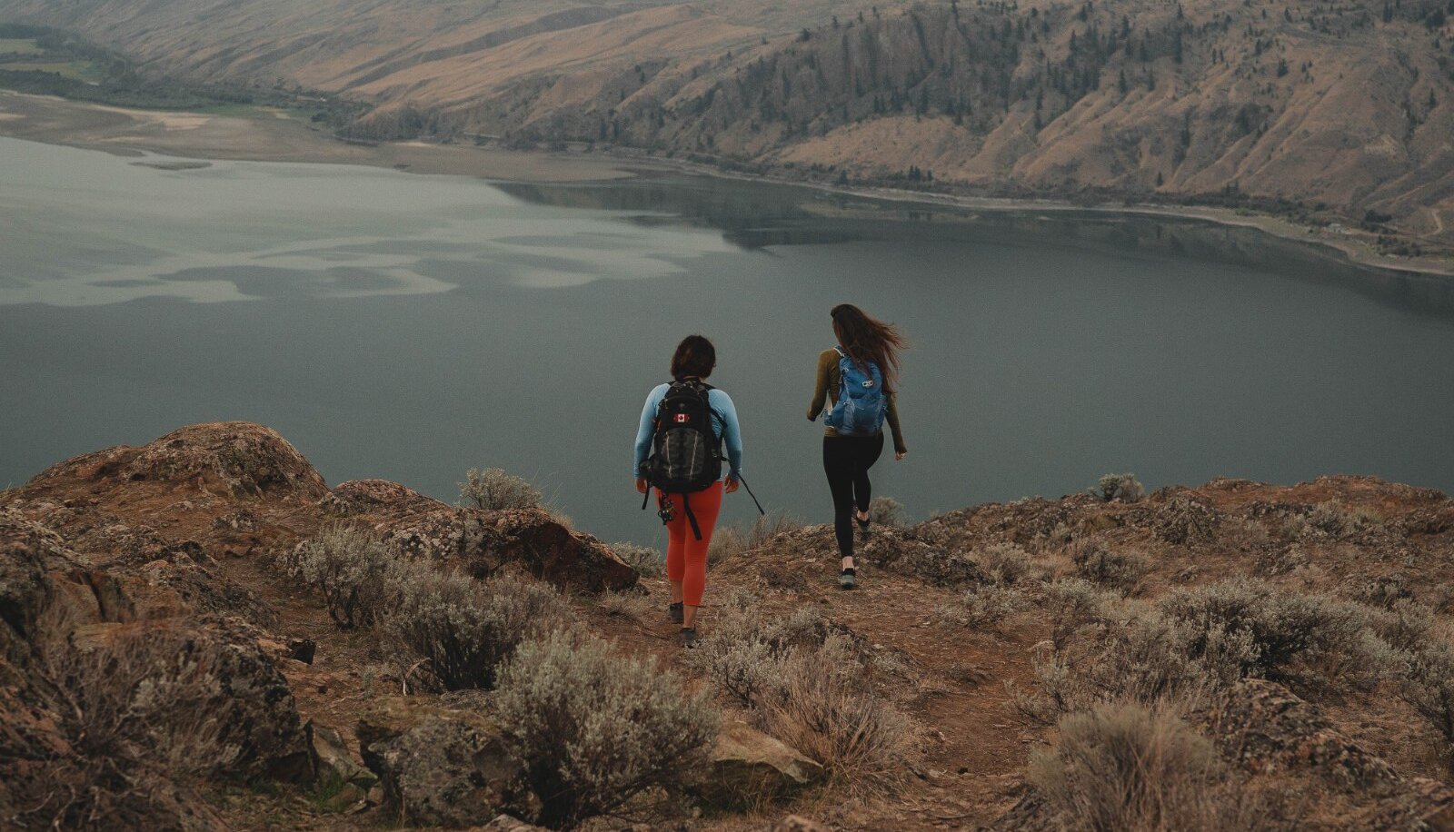 Two women hiking Battle Bluff Trail in the Lac du Bois Grasslands in Kamloops, BC.