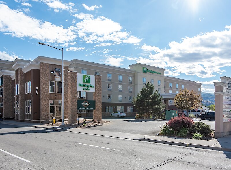 Exterior view of the Holiday Inn & Suites hotel located in Kamloops, BC.